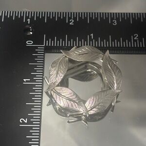 Vintage Silver Tone Leaf Wreath Scarf Clip‎ Elegant Floral Design